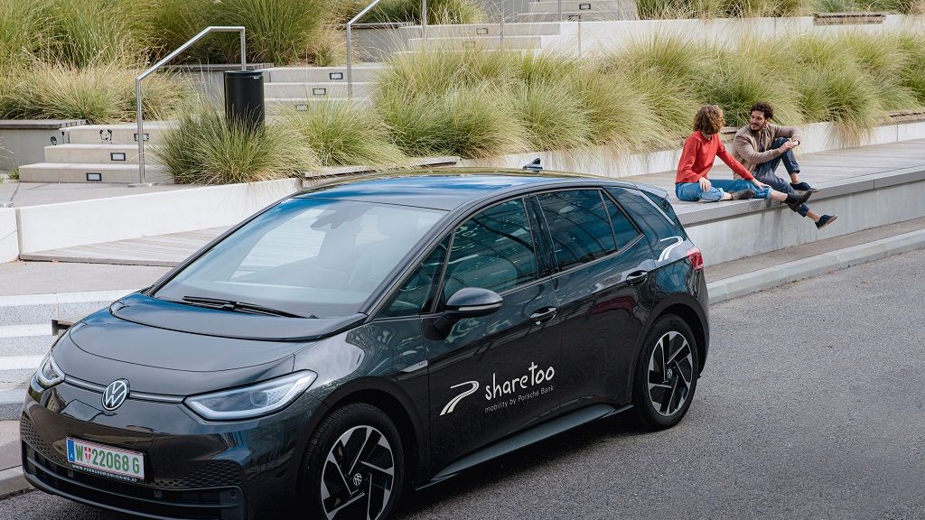 Volkswagen ID.3 von sharetoo in der Stadt mit Menschen im Hintergrund