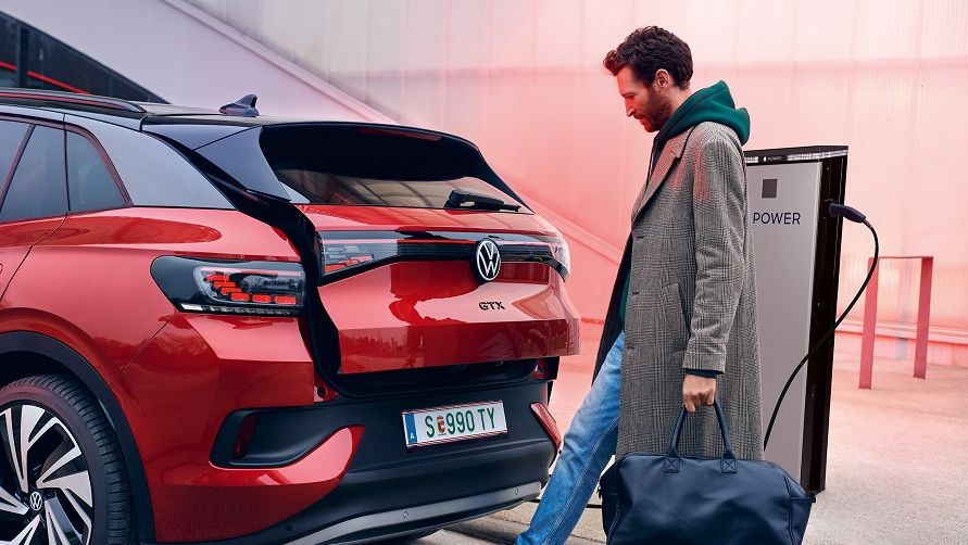Volkswagen GTX wird an einer Ladestation aufgeladen.