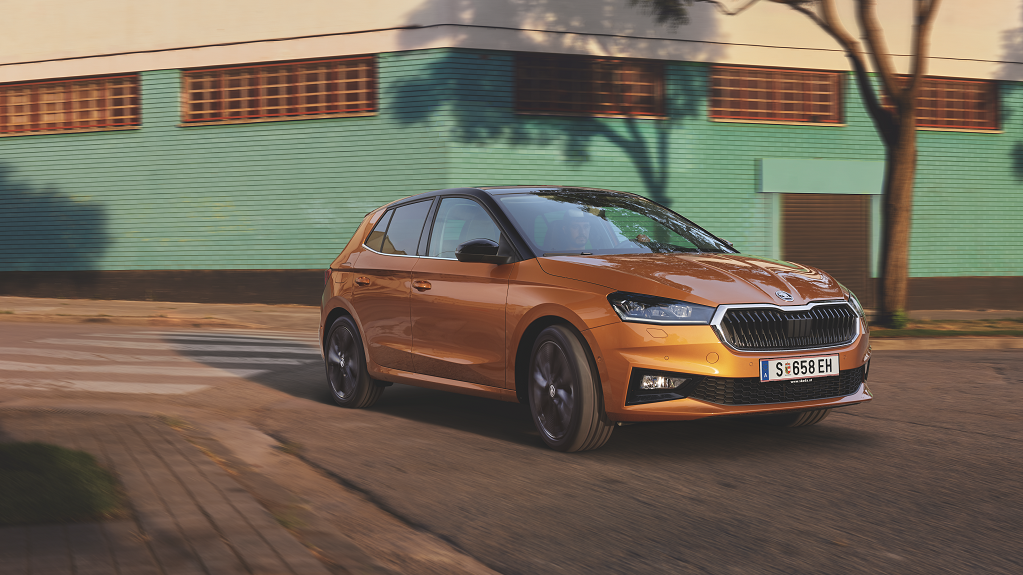 Skoda Auto in Orange fährt durch die Stadt.